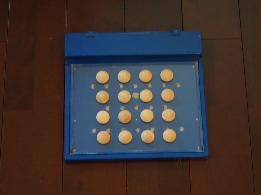 スイッチが4×４に配置された箱。スイッチを押すと、振動と音と光のフィードバックがある教具のイメージ画像