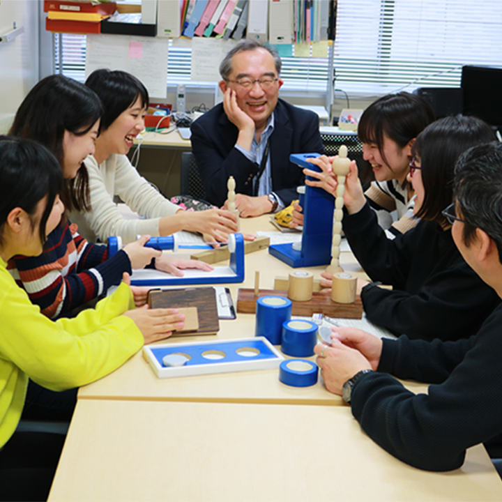 佐島准教授と学生たちのコミュニティのイメージ画像