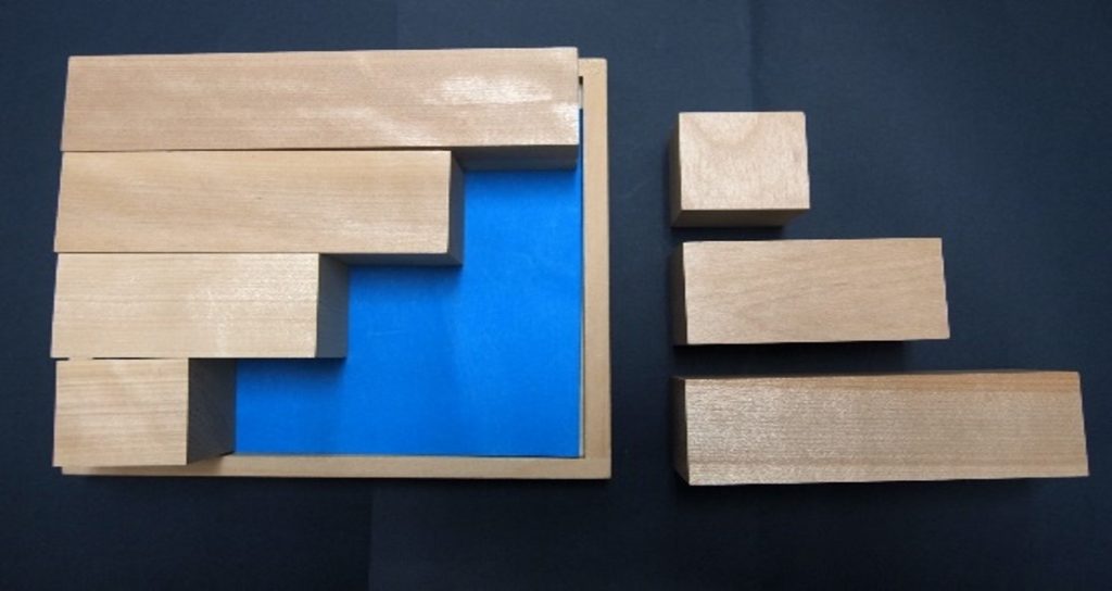 正方形の木の枠の中に、板をはめこむ教具のイメージ