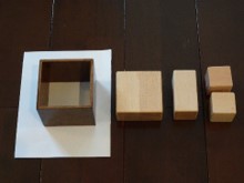 枠を埋めて立方体を作る教具のイメージ