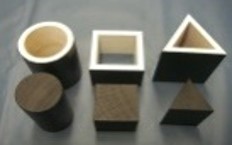 立体の枠に、円柱・四角柱・三角柱などを通す教具のイメージ
