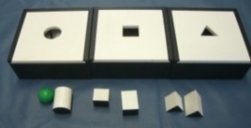 丸・四角・三角の穴の形に合わせたブロックを通す教具のイメージ